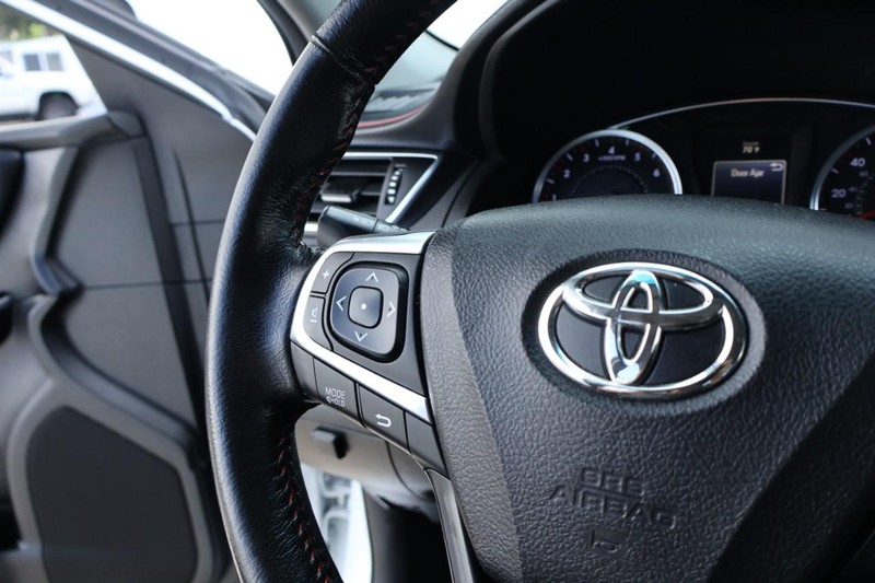 Toyota Camry Vehicle Full-screen Gallery Image 25