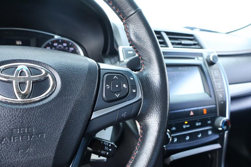 Toyota Camry Vehicle Full-screen Gallery Image 26