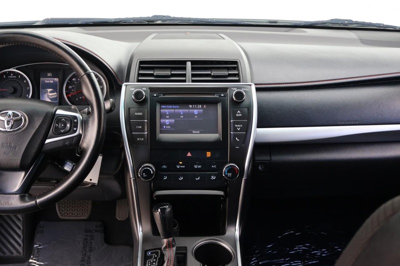 Toyota Camry Vehicle Full-screen Gallery Image 27