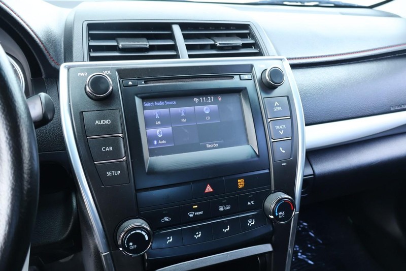 Toyota Camry Vehicle Full-screen Gallery Image 28