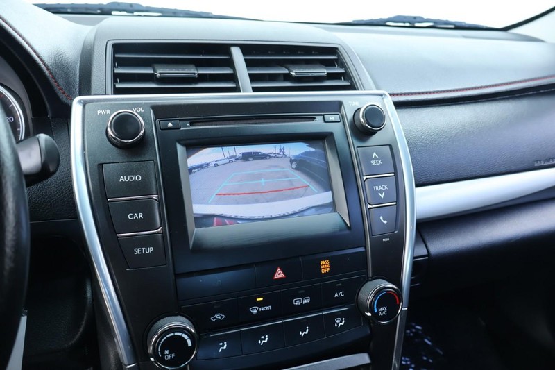 Toyota Camry Vehicle Full-screen Gallery Image 29