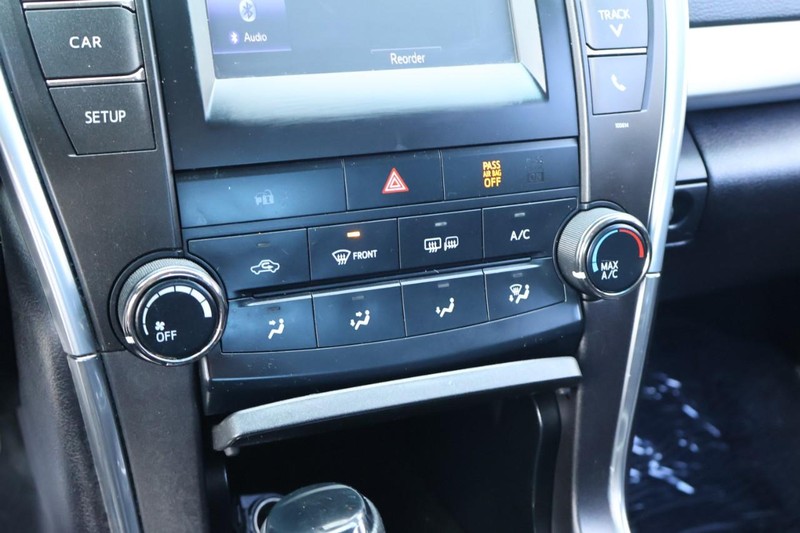 Toyota Camry Vehicle Full-screen Gallery Image 30