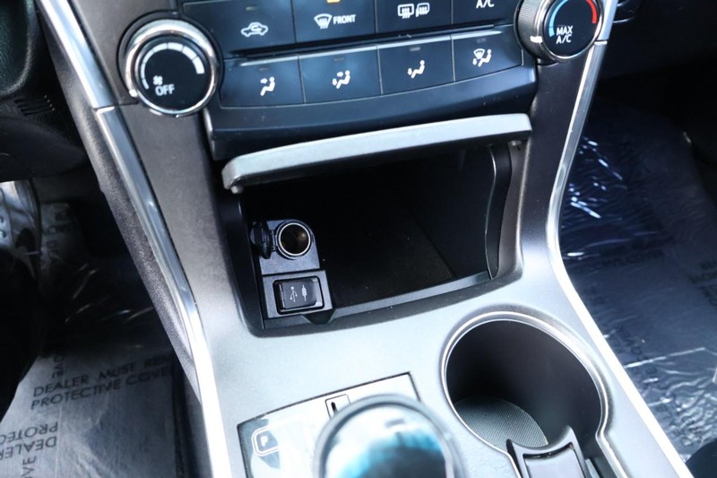 Toyota Camry Vehicle Full-screen Gallery Image 31