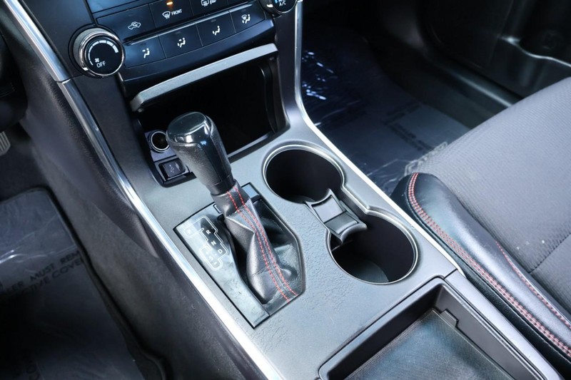 Toyota Camry Vehicle Full-screen Gallery Image 32