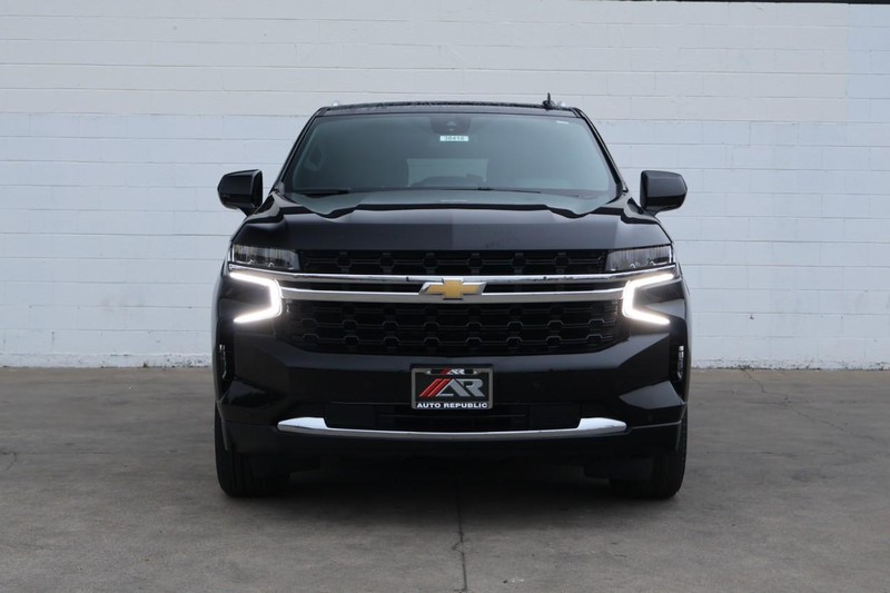 Chevrolet Suburban Vehicle Full-screen Gallery Image 02