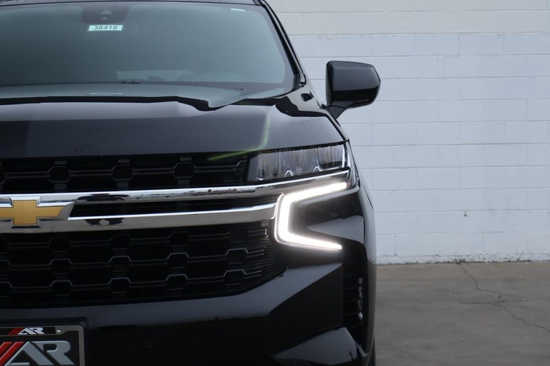 Chevrolet Suburban Vehicle Full-screen Gallery Image 03