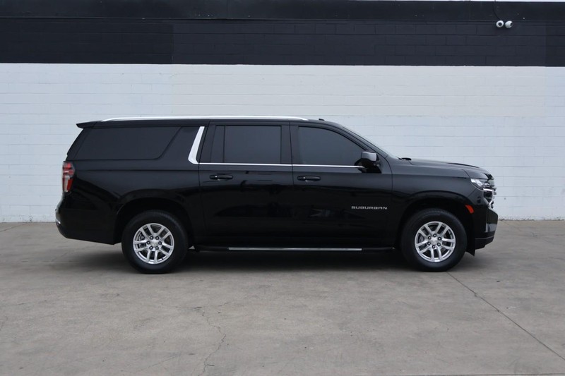 Chevrolet Suburban Vehicle Full-screen Gallery Image 04