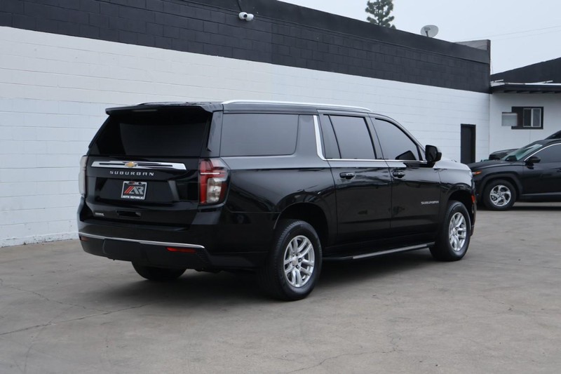 Chevrolet Suburban Vehicle Full-screen Gallery Image 05