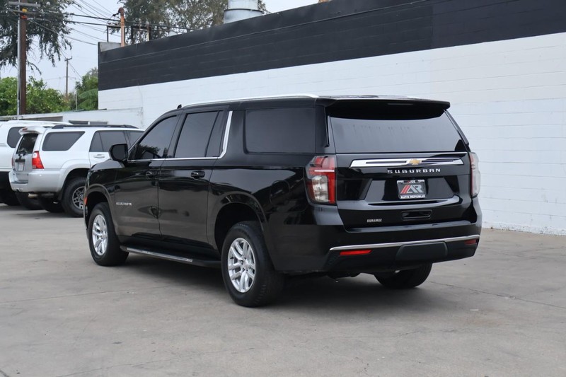 Chevrolet Suburban Vehicle Full-screen Gallery Image 11