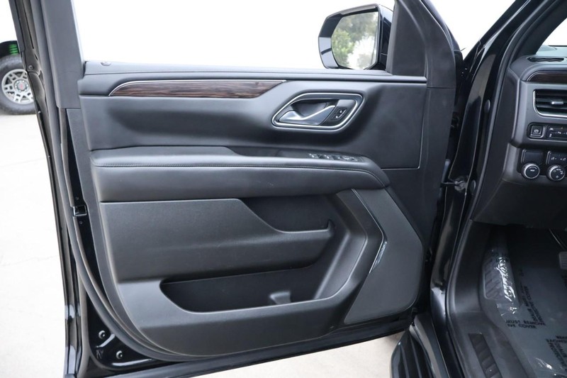 Chevrolet Suburban Vehicle Full-screen Gallery Image 16