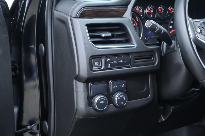 Chevrolet Suburban Vehicle Full-screen Gallery Image 18