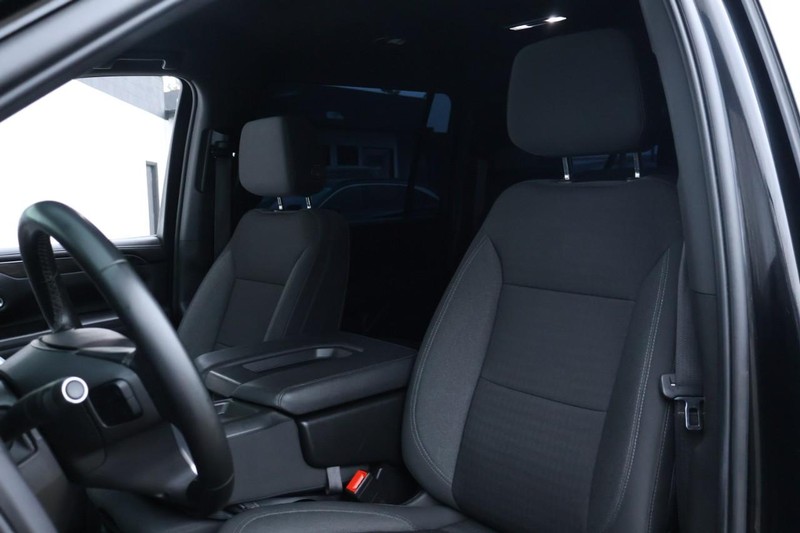 Chevrolet Suburban Vehicle Full-screen Gallery Image 21