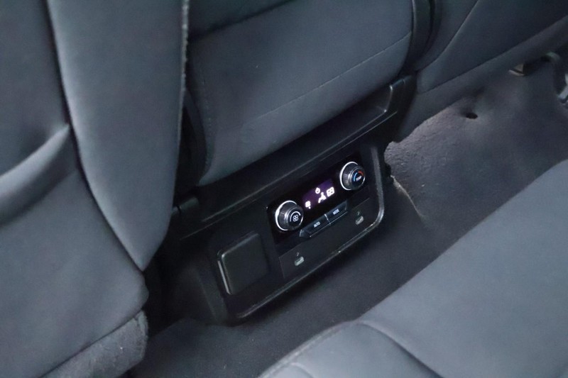 Chevrolet Suburban Vehicle Full-screen Gallery Image 24