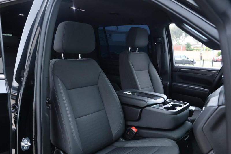 Chevrolet Suburban Vehicle Full-screen Gallery Image 26