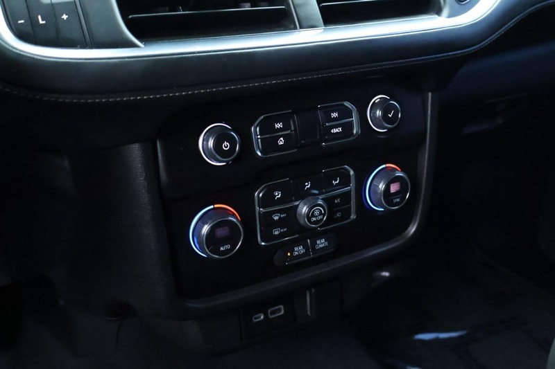 Chevrolet Suburban Vehicle Full-screen Gallery Image 40