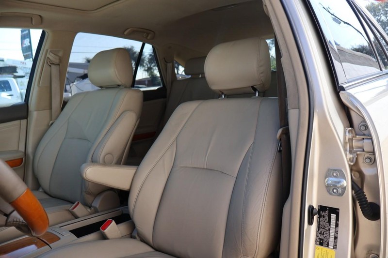 Lexus RX 350 Vehicle Full-screen Gallery Image 17