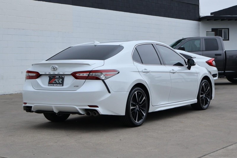 Toyota Camry Vehicle Full-screen Gallery Image 05