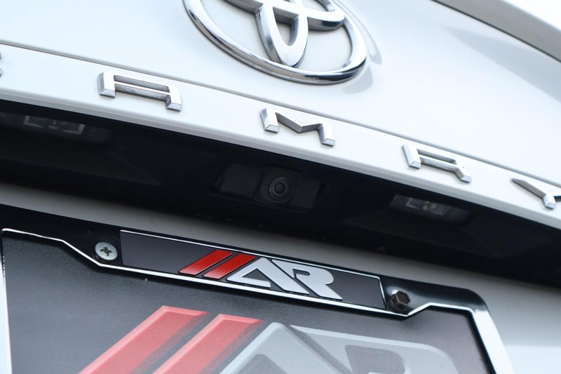 Toyota Camry Vehicle Full-screen Gallery Image 08