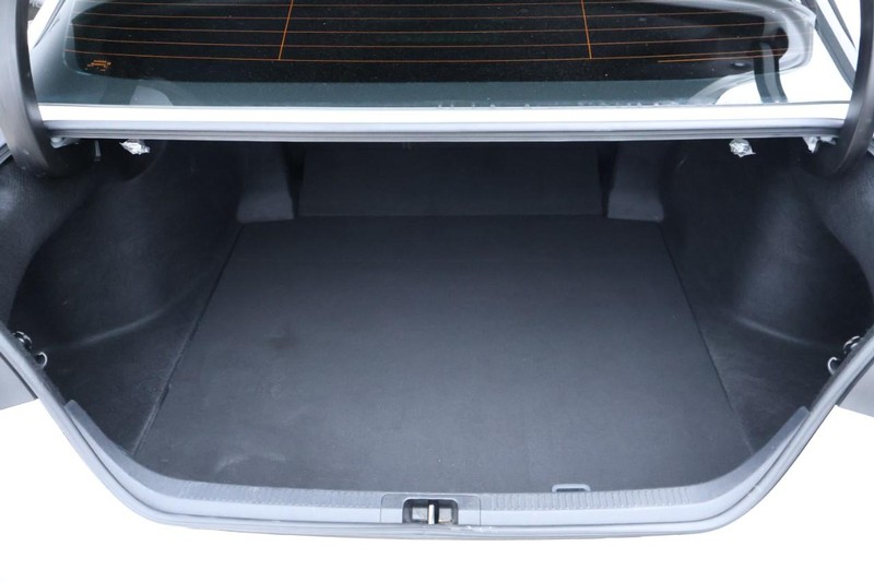 Toyota Camry Vehicle Full-screen Gallery Image 09