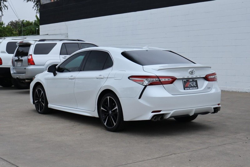 Toyota Camry Vehicle Full-screen Gallery Image 10