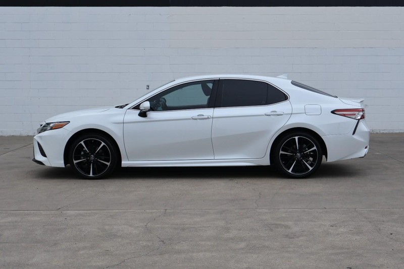 Toyota Camry Vehicle Full-screen Gallery Image 11