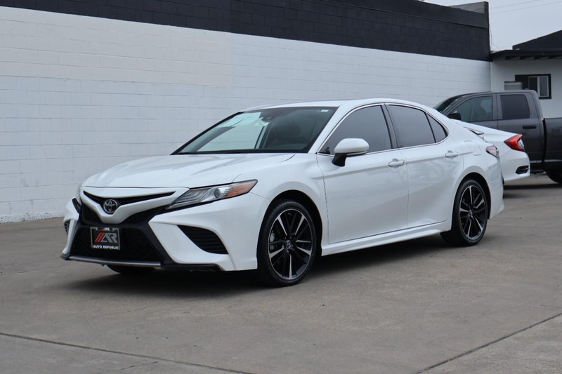 Toyota Camry Vehicle Full-screen Gallery Image 12