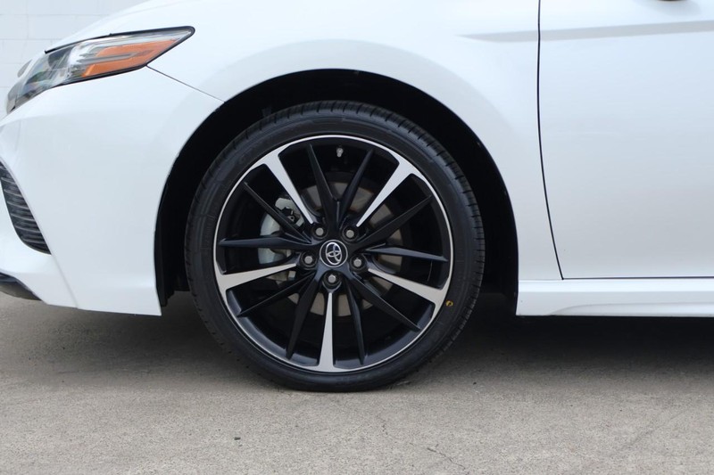 Toyota Camry Vehicle Full-screen Gallery Image 14