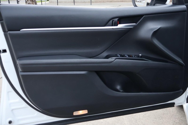 Toyota Camry Vehicle Full-screen Gallery Image 15