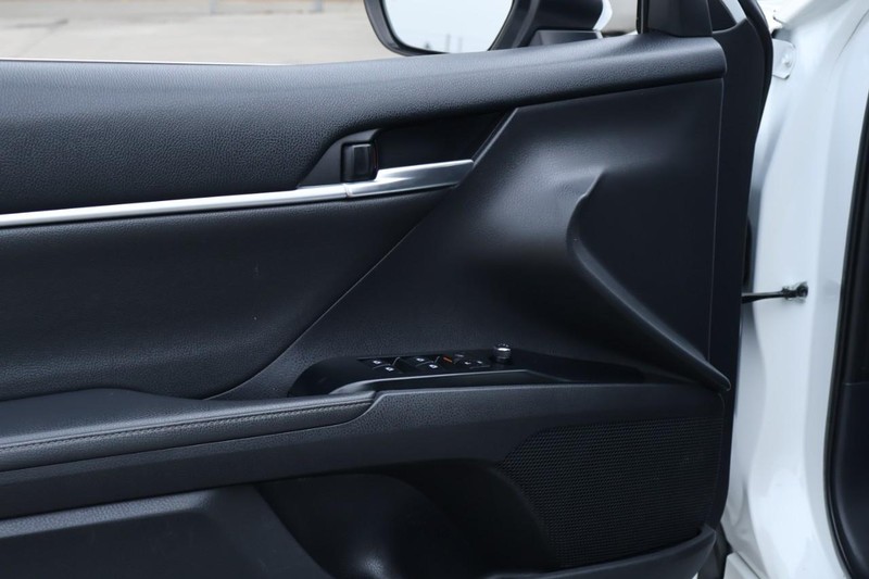 Toyota Camry Vehicle Full-screen Gallery Image 16