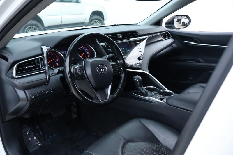Toyota Camry Vehicle Full-screen Gallery Image 17