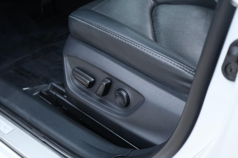 Toyota Camry Vehicle Full-screen Gallery Image 19