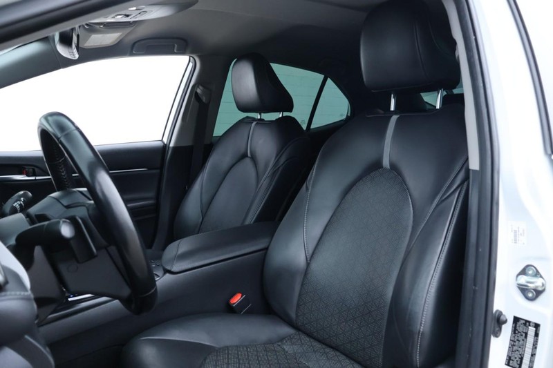 Toyota Camry Vehicle Full-screen Gallery Image 20