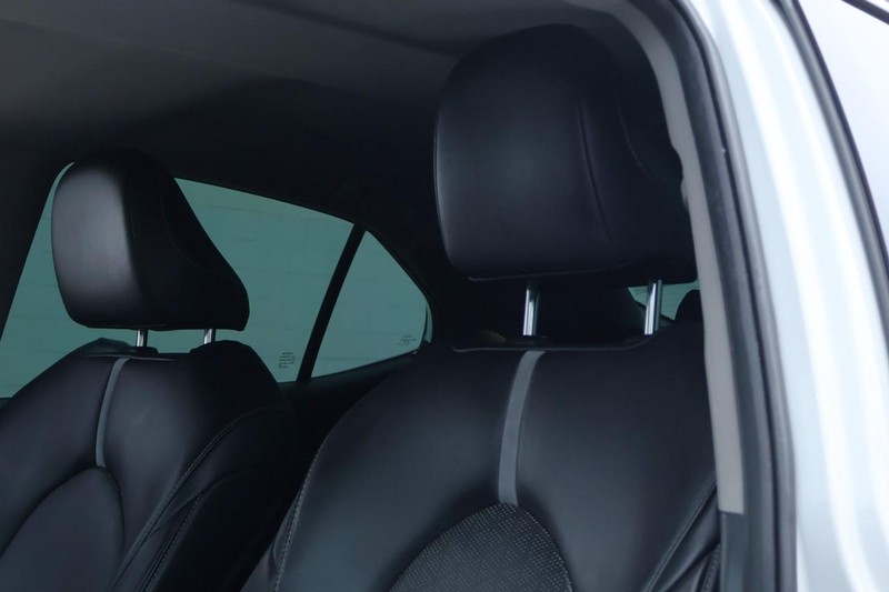 Toyota Camry Vehicle Full-screen Gallery Image 21