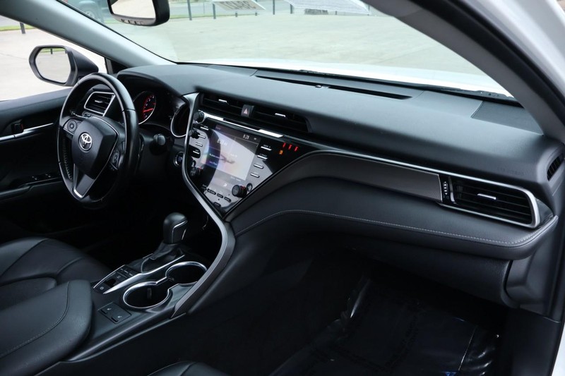 Toyota Camry Vehicle Full-screen Gallery Image 22