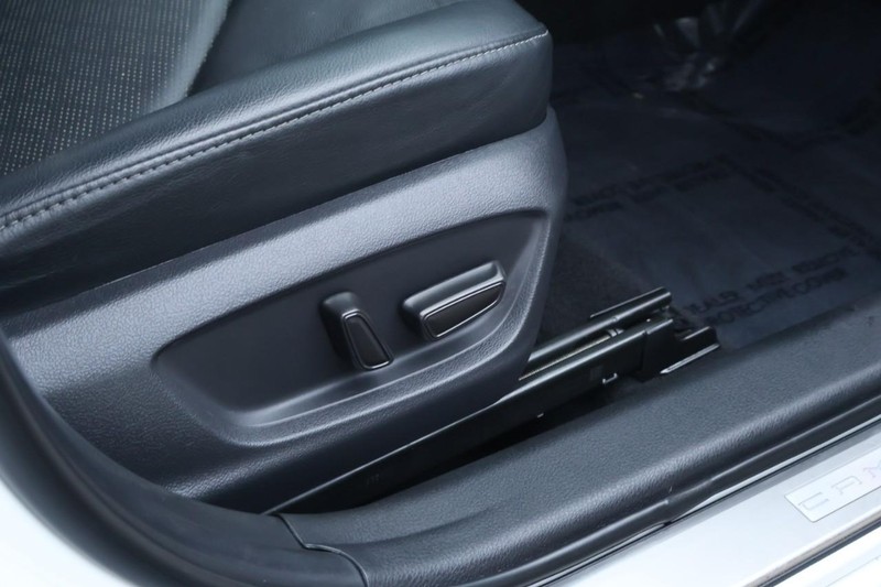 Toyota Camry Vehicle Full-screen Gallery Image 23