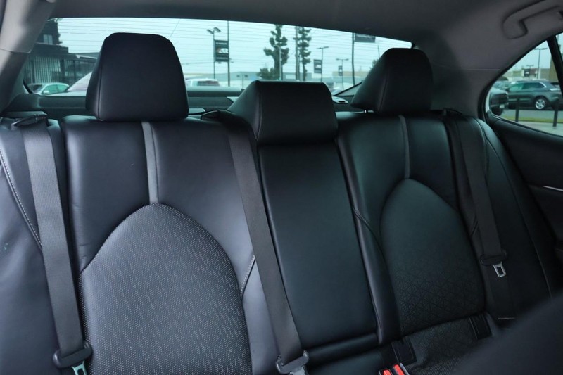 Toyota Camry Vehicle Full-screen Gallery Image 25