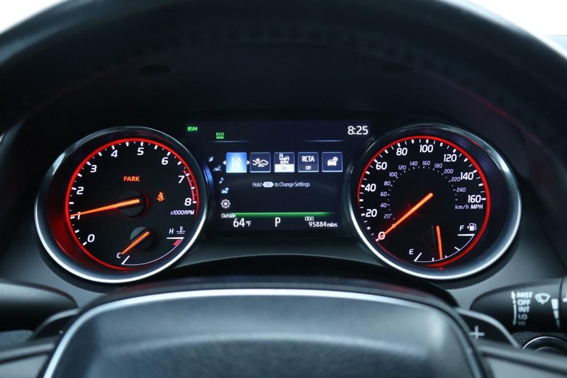 Toyota Camry Vehicle Full-screen Gallery Image 27