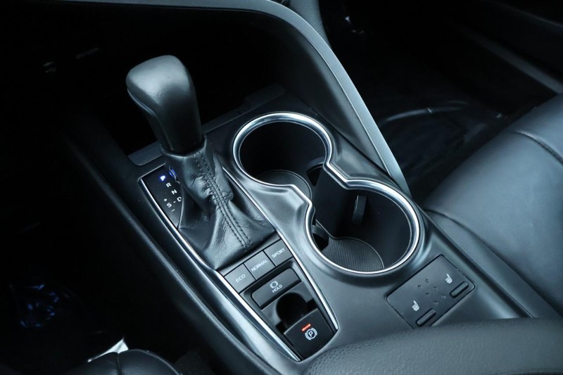 Toyota Camry Vehicle Full-screen Gallery Image 36