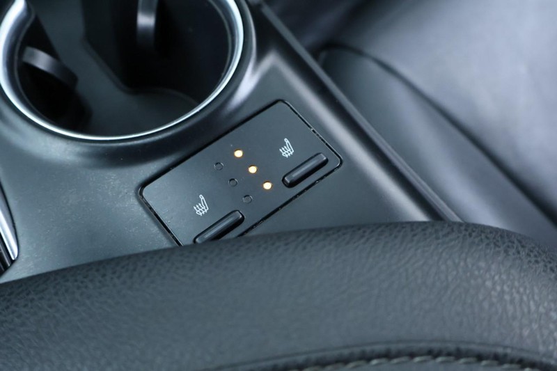 Toyota Camry Vehicle Full-screen Gallery Image 38