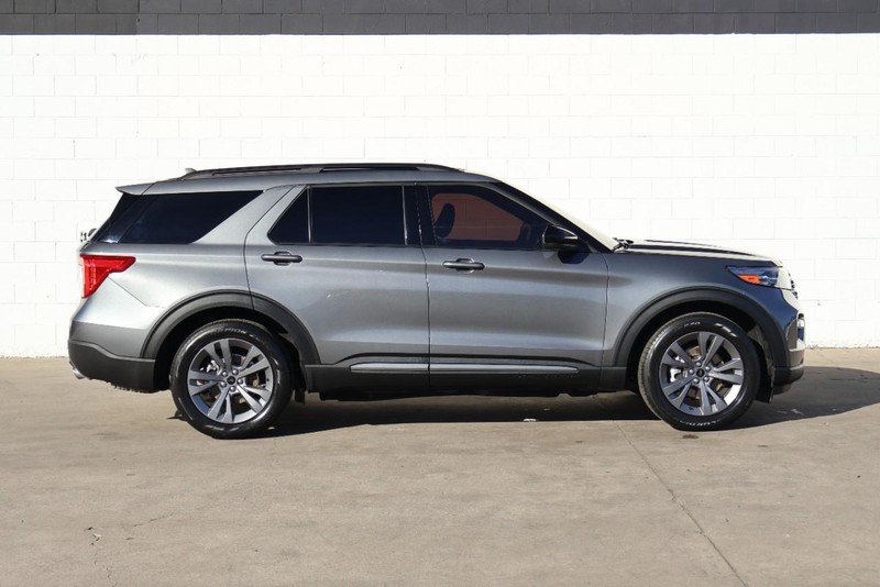 Ford Explorer Vehicle Full-screen Gallery Image 04