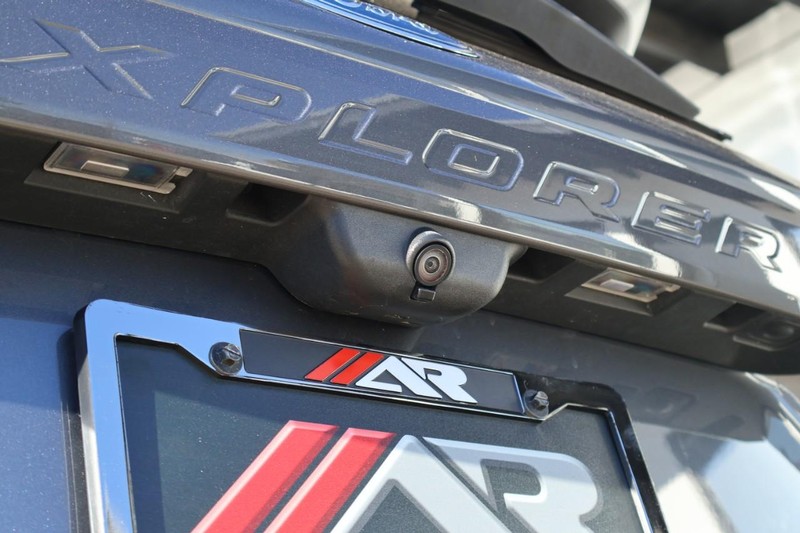 Ford Explorer Vehicle Full-screen Gallery Image 08