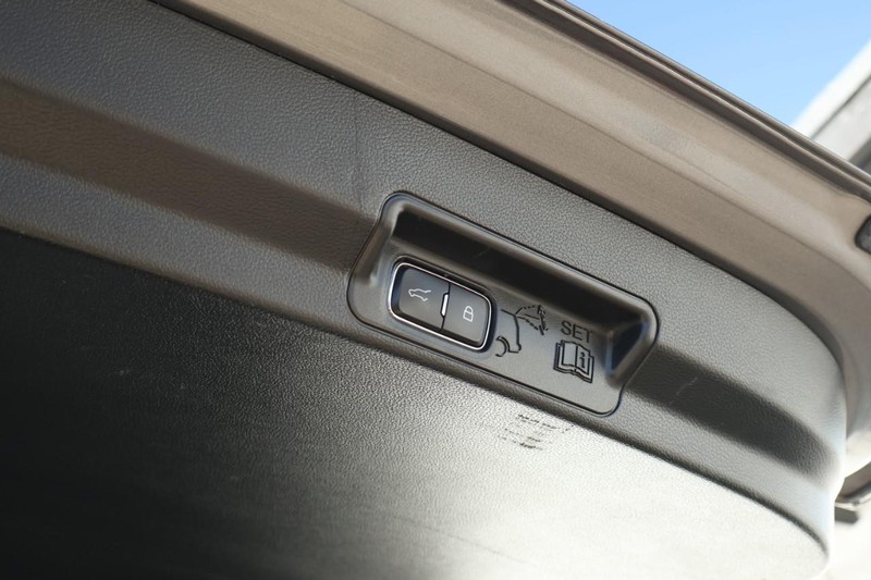 Ford Explorer Vehicle Full-screen Gallery Image 10