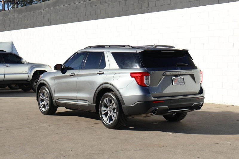 Ford Explorer Vehicle Full-screen Gallery Image 11