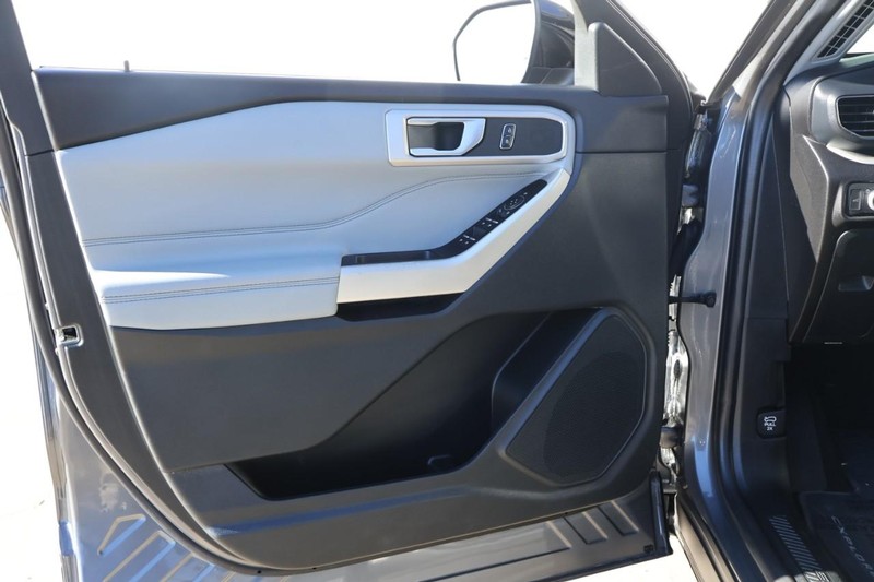 Ford Explorer Vehicle Full-screen Gallery Image 16