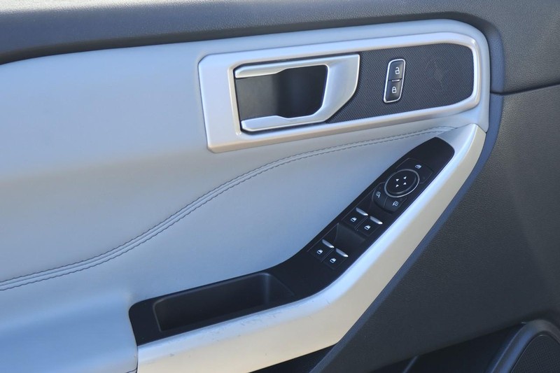 Ford Explorer Vehicle Full-screen Gallery Image 17