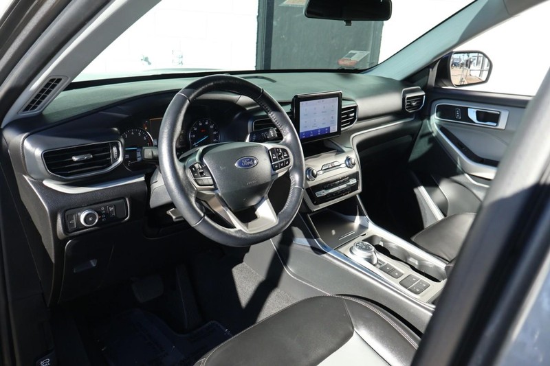 Ford Explorer Vehicle Full-screen Gallery Image 18