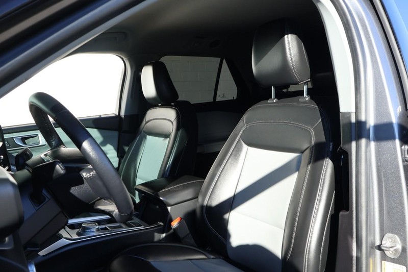 Ford Explorer Vehicle Full-screen Gallery Image 21