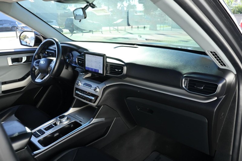 Ford Explorer Vehicle Full-screen Gallery Image 23