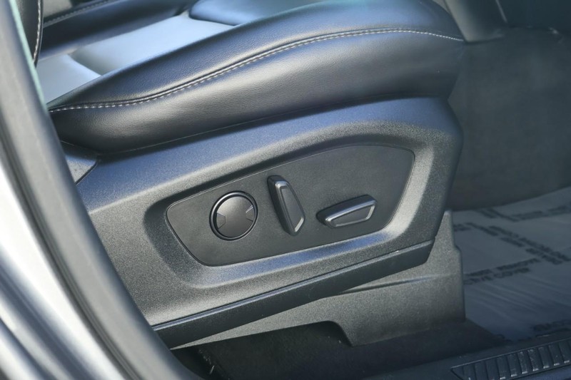 Ford Explorer Vehicle Full-screen Gallery Image 24