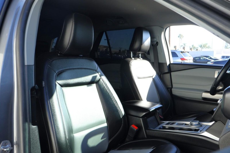 Ford Explorer Vehicle Full-screen Gallery Image 25